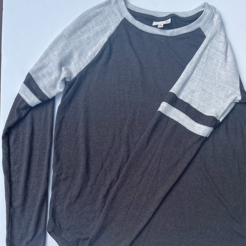So Long Sleeved Shirt Gray and White Size Small